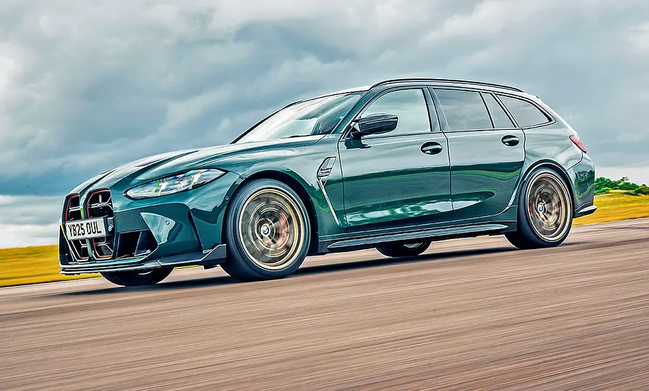 BMW M3 CS Touring (2025) BMW M3 CS Touring (2025) fährt auf der Rennstrecke, Ansicht von der linken Seite.