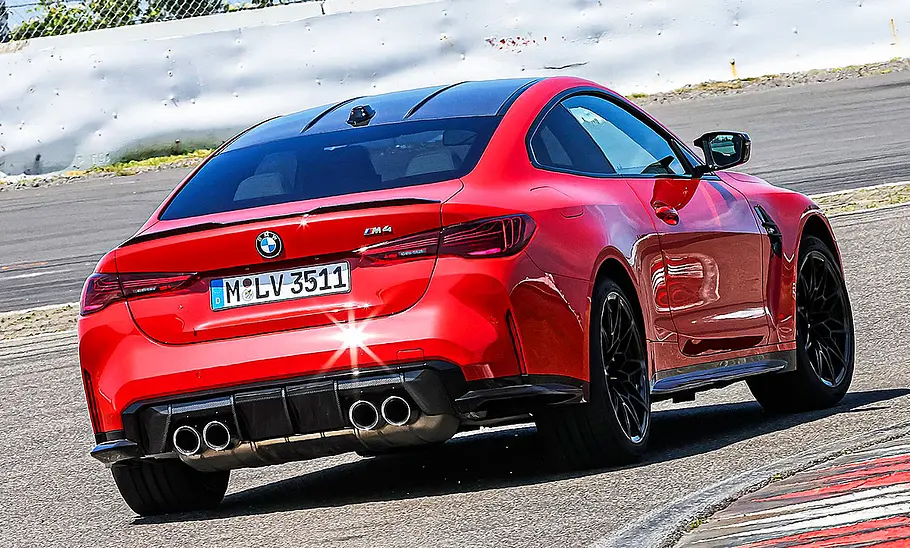Blick von schräg hinten auf den fahrenden BMW M4.