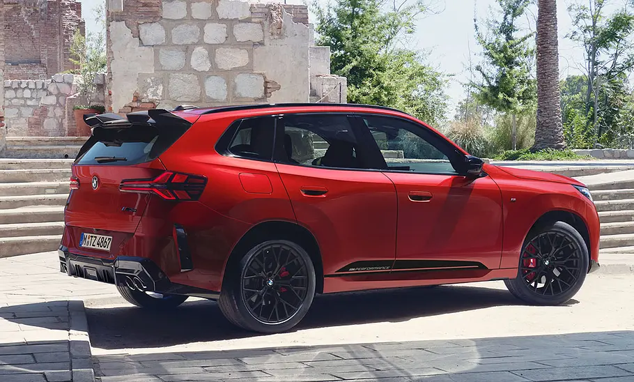 BMW X3 M Performance BMW X3 M Performance: rot seitlich hinten