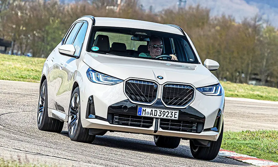 BMW X3 Blick von schräg vorne auf den fahrenden BMW X3.