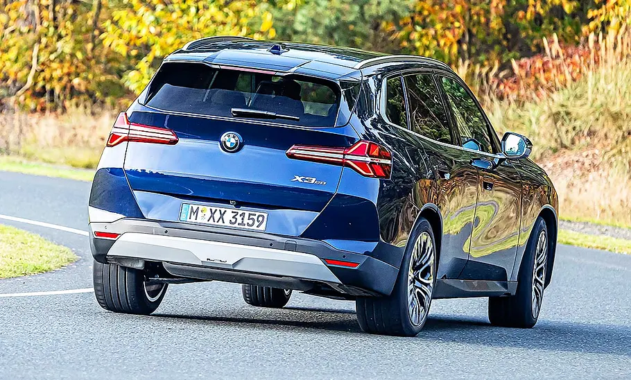 BMW X3 Blick von schräg hinten auf den fahrenden BMW X3.