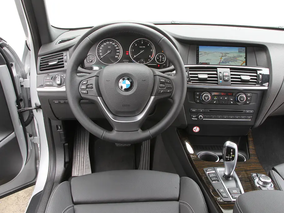 BMW X3 xDrive 20d BMW X3 xDrive 20d SUV-Vergleich 2012 Cockpit Fahrersitz Innenraum
