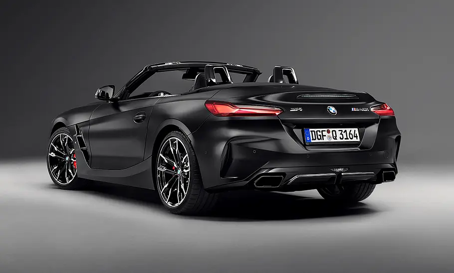 BMW Z4 Final Edition Die BMW Z4 Final Edition steht in Studioumgebung, von hinten links fotografiert.