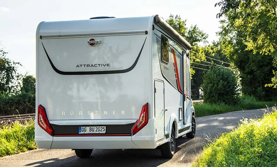 Das Bild zeigt den Bürstner Campeo TD 690 G stehend von schräg hinten fotografiert.
