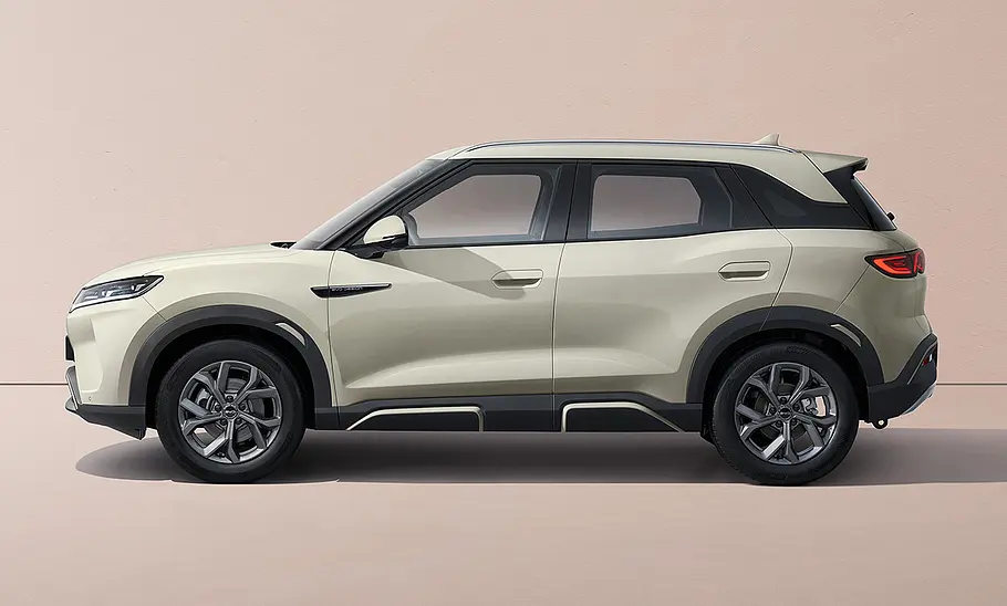 BYD Atto 2 (2025) BYD Atto 2 (2025) vor einfarbigem Studiohintergrund, Ansicht von links.