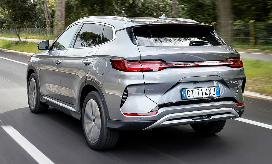 BYD Seal U DM-i (2024); fahrend von hinten links