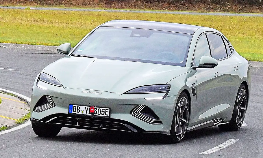 Blick von schräg vorne auf den fahrenden BYD Seal.