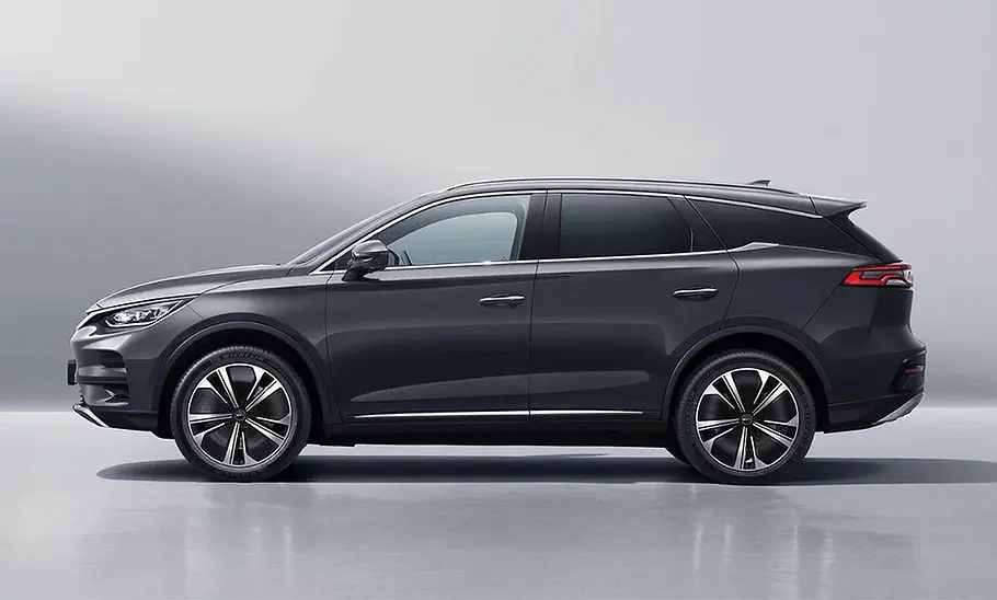 BYD Tang Facelift (2024) Der BYD Tang Facelift (2024) statisch von der Seite fotografiert.