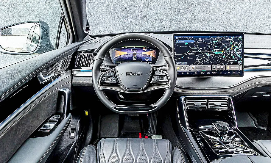 Blick auf die Armaturen im Innenraum des BYD Tang.