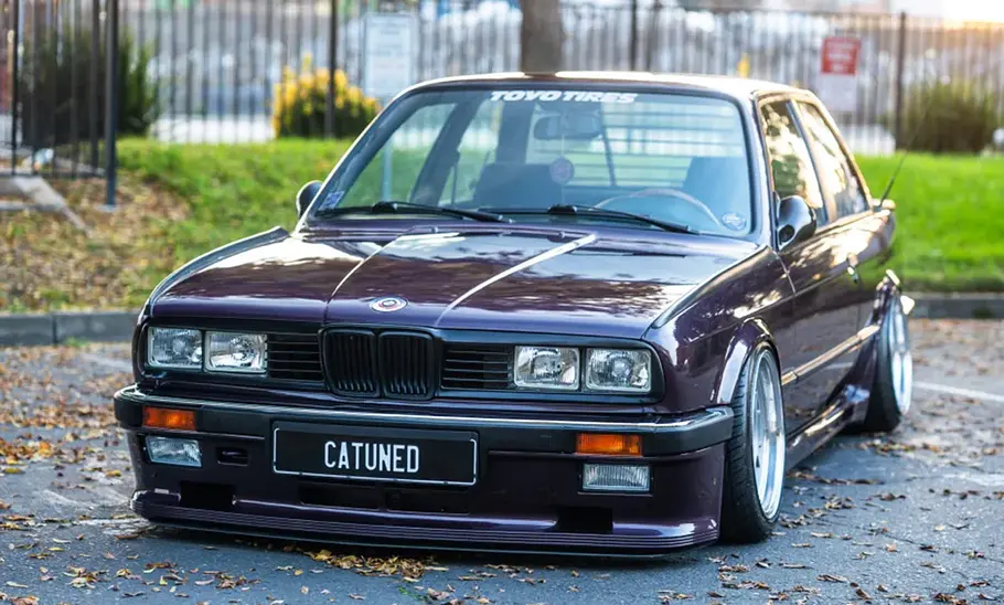 BMW 3er E30 mit Tuning von CAtuned: Frontansicht