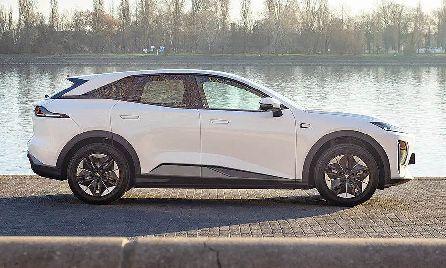 Der Changan Deepal S07 (2025) steht vor einem stillen Gewässer, von rechts fotografiert.