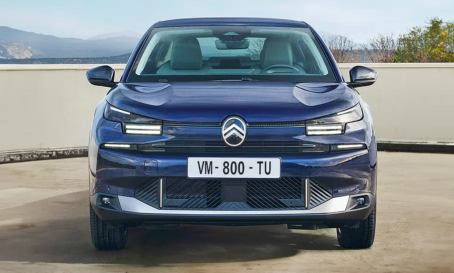 Citroën ë-C4 X Facelift (2025) Das Citroën ë-C4 X Facelift (2025) stehend von vorne.