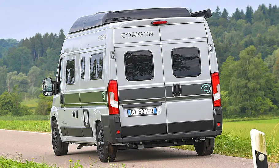 Das Bild zeigt den Corigon CV 60 D (2025) fahrend von schräg hinten links fotografiert.