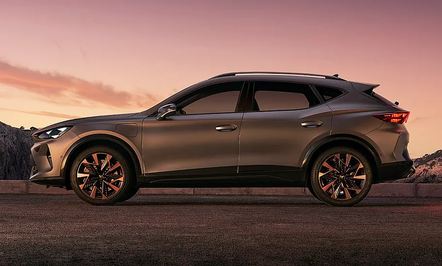 Blick von der Seite auf das Cupra Formentor Facelift (2024).