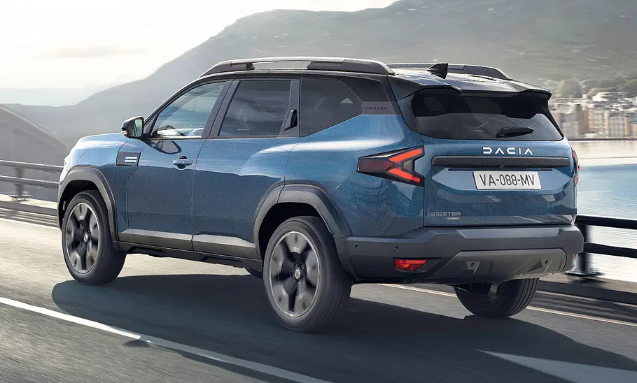Dacia Bigster (2025) Der Dacia Bigster (2025) fährt über eine Brücke, von hinten links fotografiert.