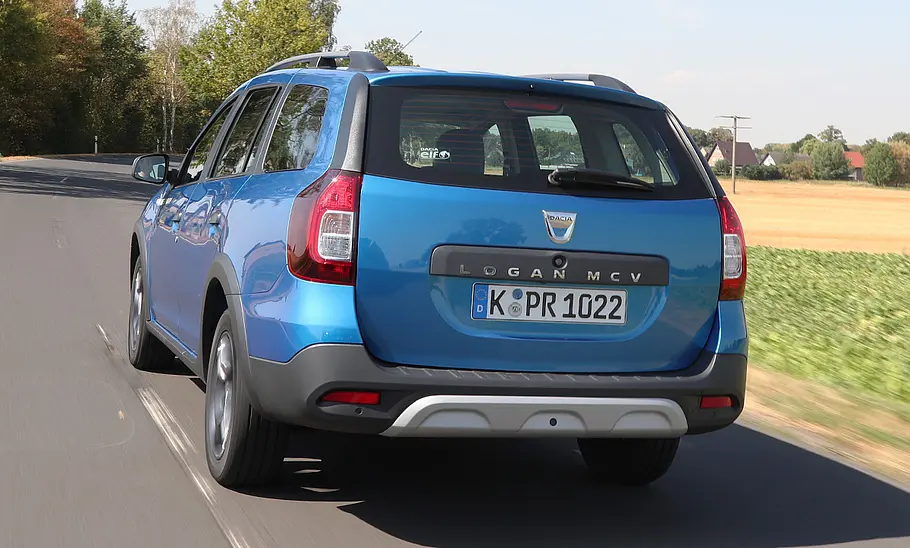 Der Dacia Logan MCV Stepway (2016) fährt auf einer Straße, von hinten links fotografiert.