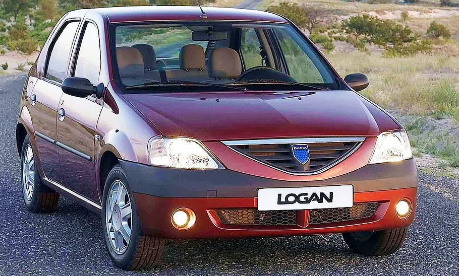 Der Dacia Logan stehend auf einer Schotterpiste.