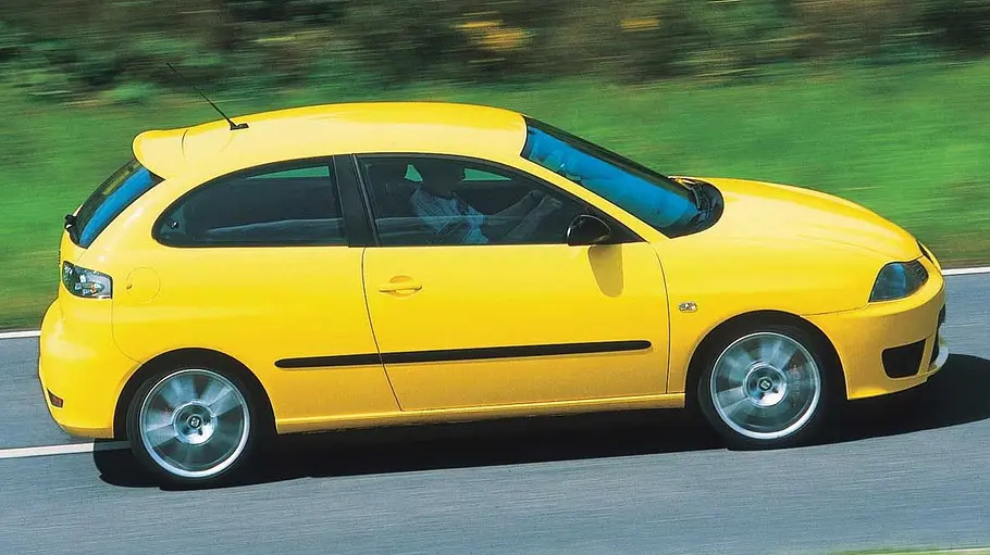 Seat Ibiza Cupra 1.9 TDI Der Seat Ibiza Cupra 1.9 TDI fahrend seitlich.