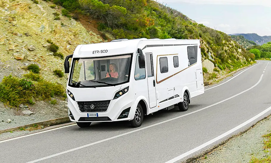 Die Außenaufnahme zeigt den Etrusco I 7400 QBC (2025) fahrend von schräg vorne links.