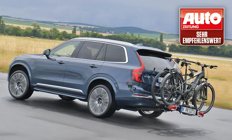 Thule-Fahrradträger für bis zu drei E-Bikes im Test Der mit zwei E-Bikes beladene Thule-Heckträger Easyfold 3 auf dem Testwagen montiert bei der Fahrt auf einer regennassen Teststrecke.