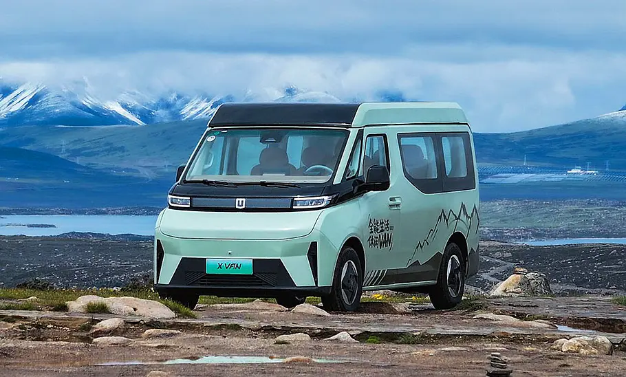 Das Bild zeigt den Farizon SV X-Van (2025) statisch von schräg vorne links. Im Hintergrund ist ein Bergpanorama zu sehen.