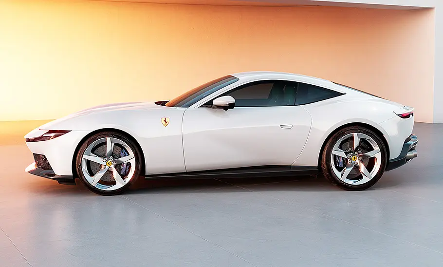 Ferrari Amalfi (2025) Der Ferrari Amalfi (2025) steht auf gefliestem Boden vor einem Haus, von links fotografiert.