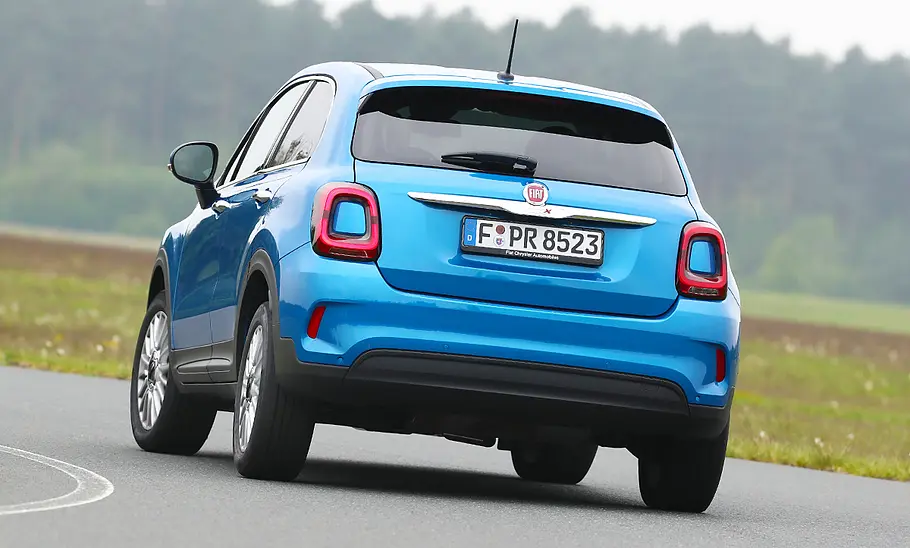 Fiat 500X (2018) Der Fiat 500X (2018) fährt durch eine Rechtskurve, von hinten fotografiert.
