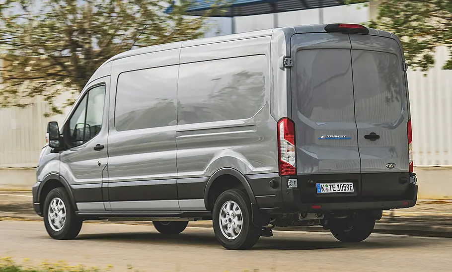 Der Ford E-Transit (2022), statisch von hinten links fotografiert.