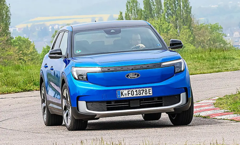 Blick von schräg vorne auf den fahrenden Ford Explorer.