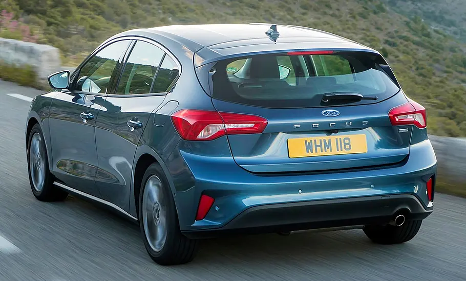 Ford Focus (2019) dynamisch schräg von hinten links