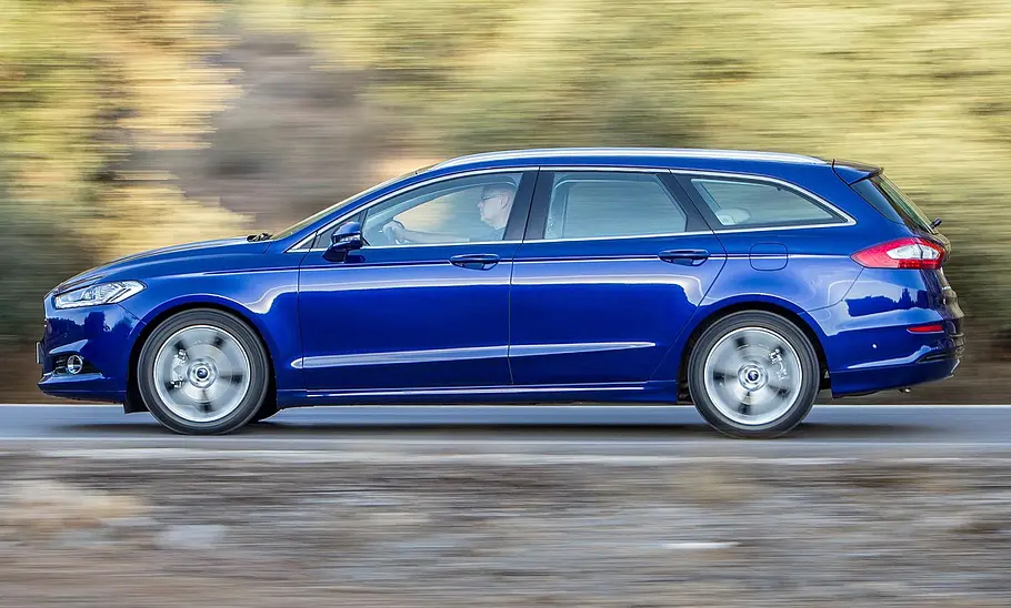 Ford Mondeo Turnier (2015) Der Ford Mondeo Turnier (2015) fährt auf einer Straße, von links fotografiert.