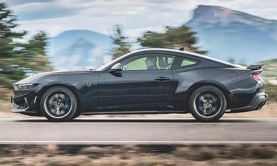 Ford Mustang Dark Horse (2024) Ford Mustang Dark Horse (2024) fahrend, von der Seite