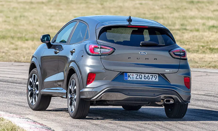 Ford Puma (2019); fahrend von hinten links