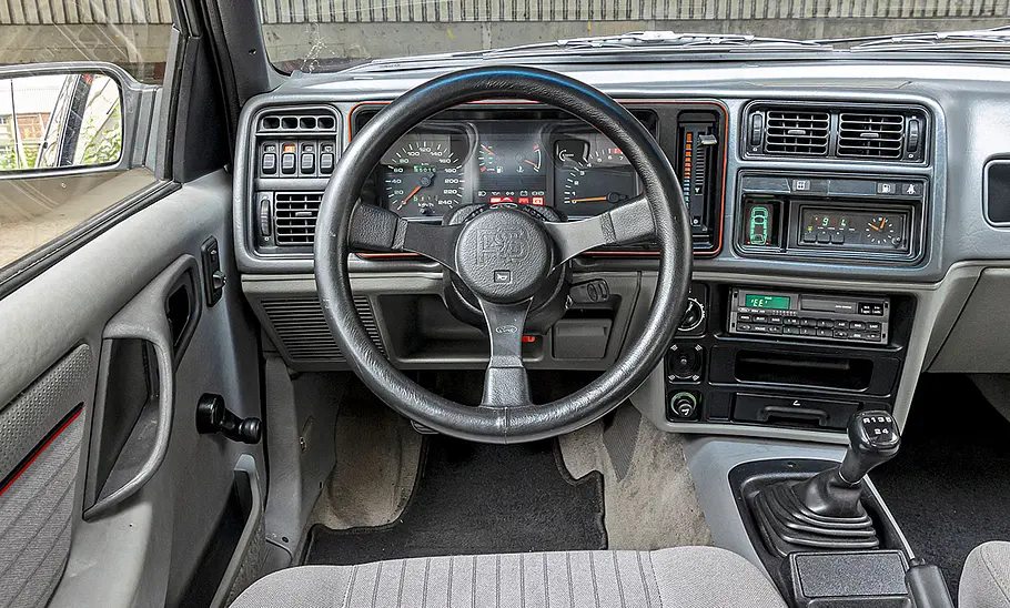 Ford Sierra XR4i Das Cockpit des Ford Sierra XR4i.
