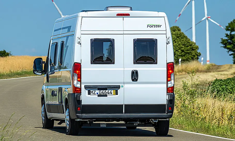 Neuer Forster Livin Up Pro FV 599 (2025) Die Außenaufnahme zeigt den Forster Livin Up Pro FV 599 (2025) fahrend von schräg hinten links.