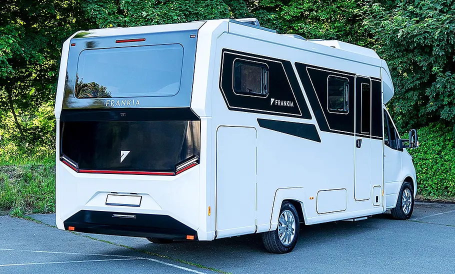 Der Frankia Noctra Cruiser 7.6 (2025) statisch von schräg hinten rechts.