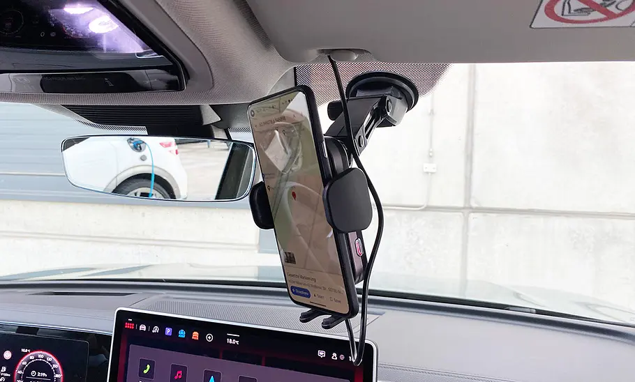 Hama Wireless Car Charger Hama Wireless Car Charger montiert von schräg vorne fotografiert.