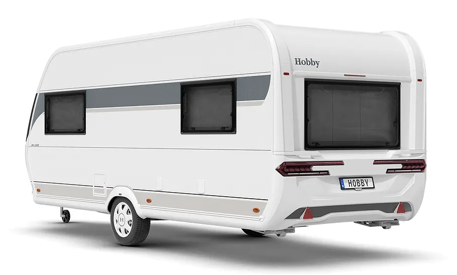 Hobby De Luxe 495 UL (2024) stehend, von hinten links
