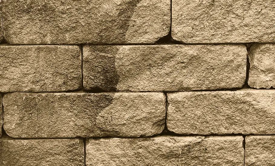 Vorher/Nachher-Bild von gereinigter Steinmauer während des Tests des Kränzle-Hochdruckreiniger 1152 TS.