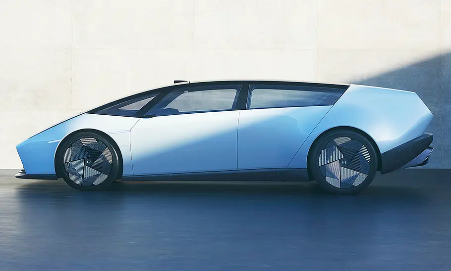 Honda 0 Saloon (2025) Der Honda 0 Saloon (2025), statisch von links abgebildet.