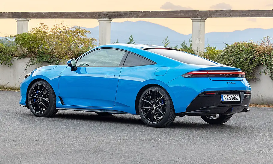 Der Honda Prelude (2026), statisch von hinten links fotografiert.