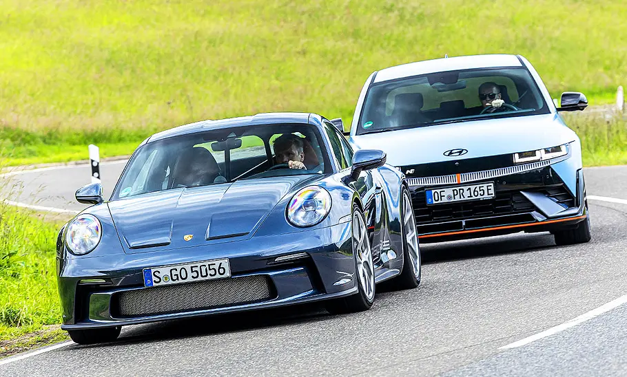 Porsche 911 S/T & Hyundai Ioniq 5 N Porsche 911 S/T schräg versetzt vor Hyundai Ioniq 5 N fahrend, Frontansicht auf asphaltierter Straße fahrend