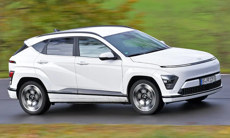 Hyundai Kona Elektro; fahrend von der linken Seite