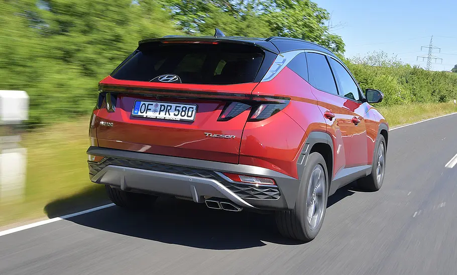 Hyundai Tucson (2020) Der Hyundai Tucson (2020) fährt auf einer Landstraße, von hinten rechts fotografiert.