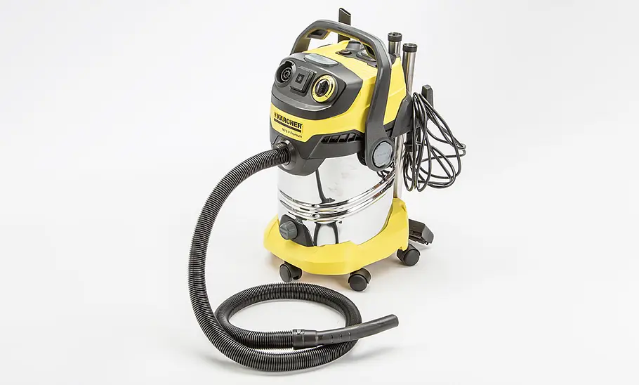Kärcher Nass-/Trockensauger WD 6 P Premium im Test Kärcher Nass-/Trockensauger WD 6 P Premium, fotografiert im Studio von schräg vorn.