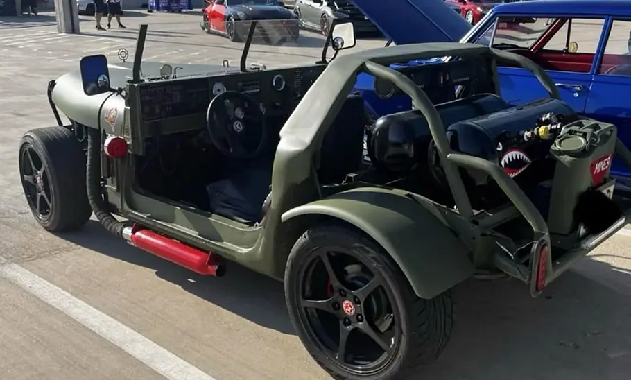 Corveep oder Jeevette auf einem Parkplatz, fotografiert von schräg hinten.