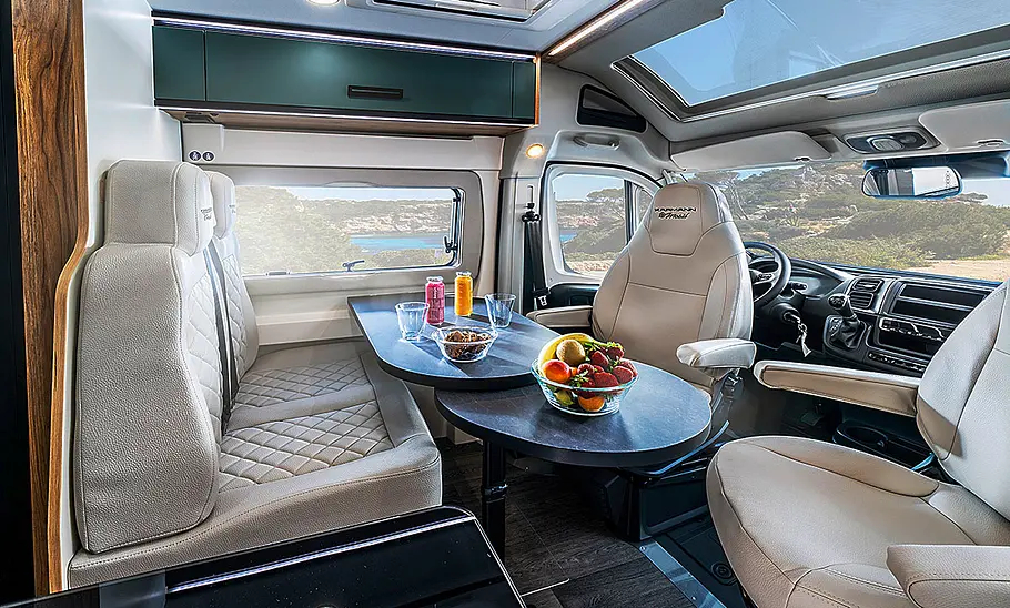 Karmann Dexter 635 (2025) Das Bild zeigt den Wohnraum des Karmann Dexter 635 (2025) mit Blick von der rechten Fahrzeugseite in Richtung Cockpit.