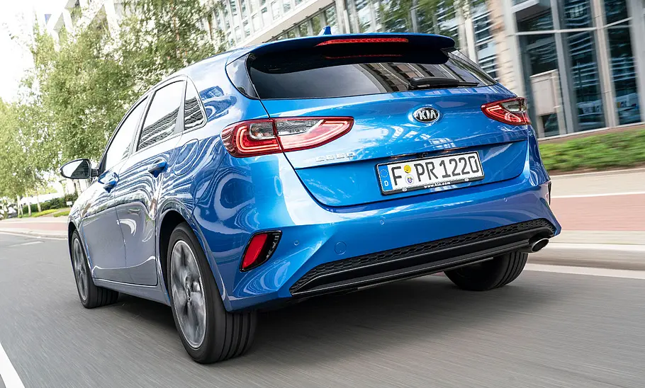 Der Kia Ceed (2018) fährt geradeaus, von hinten links fotografiert.