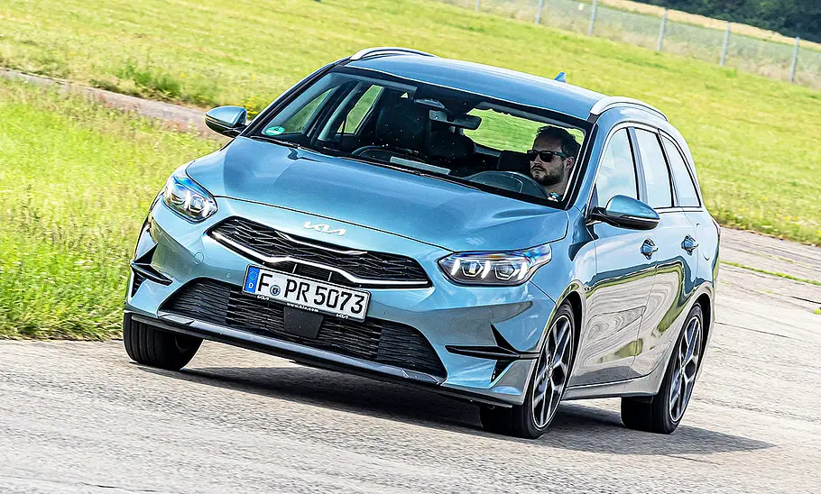 Blick von schräg vorne auf den fahrenden Kia Ceed Sportswagon.