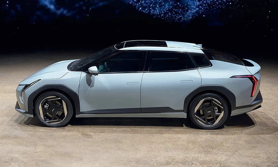 Der Kia EV4 (2025) in Studioumgebung, von links fotografiert.